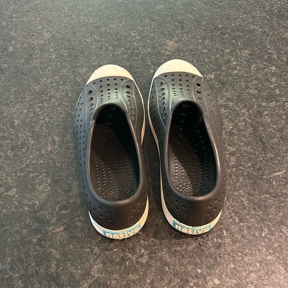 GENTLY Worn junior NATIVE JEFFERSON SHOES . - Picture 3 of 7